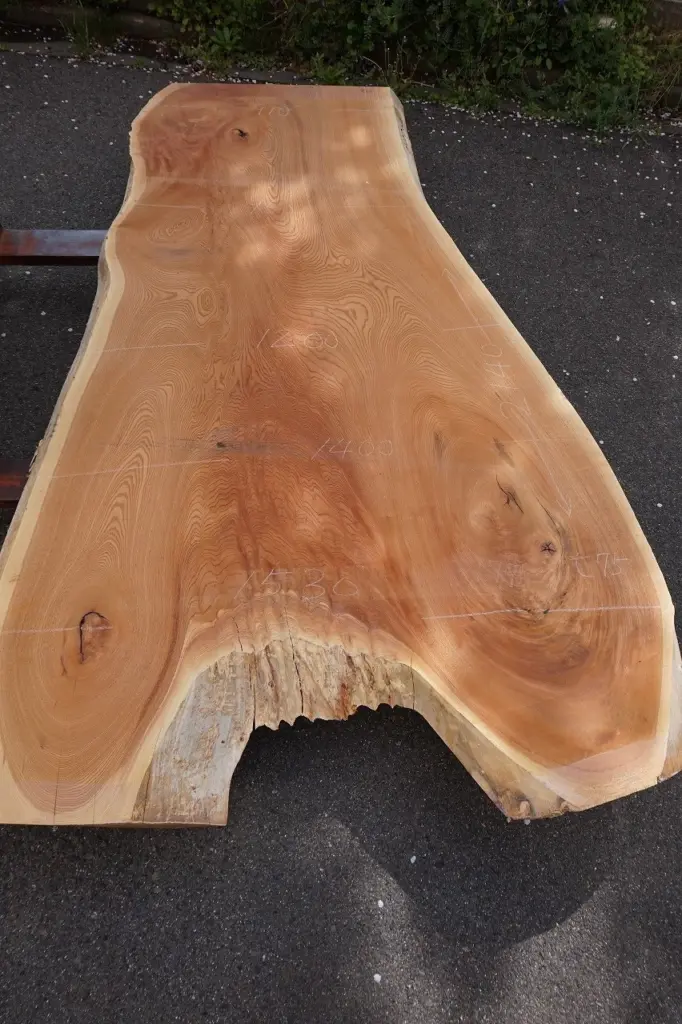 不思議な形の一枚板 | 板蔵